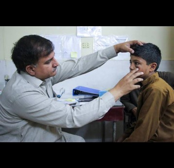 A doctor treating an ill child at MSF's leishmaniasis center in Quetta. Credit: MSF Pakistan