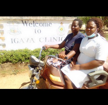 Josephine Nyevhe and Edna Shayanewako (in white) at Igava clinic. Credit: Derick Matsengarwodzi