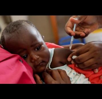 A Kenyan infant receives a malaria vaccination.  Image: Reuters/Baz Ratner
