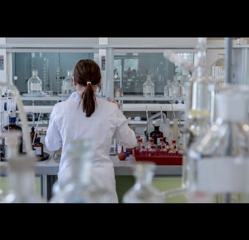 Woman in a lab. Credit: Michal Jarmoluk from Pixabay 