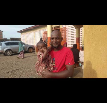 Saidou Diallo est l'un des rares pères qui amène son enfant dans les centres de vaccination. Crédit : Alpha Abdoullaye Diallo