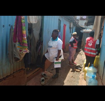Des agents de santé font du porte-à-porte pour inciter les enfants et les femmes enceintes à prendre le vaccin oral contre le choléra. Crédit : Taphurother Mutange/Programme pour la vaccination à l’horizon 2030 