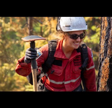A member of a Quebequois fire crew assisting on a fire in the Plumas National Forest in northern California in 2020. Numerous countries have international agreements in place to share firefighting resources. Canada received assistance from 16 countries during the 2023 fire season. Image by Region 5 Photography via Wikimedia Commons (CC BY 2.0). 