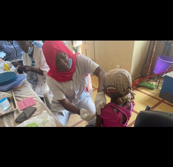 Kady Diaw, infirmière responsable de la vaccination, injecte la première dose du vaccin contre le VPH à une écolière de 9 ans, dans le quartier de Yoff à Dakar. Crédit : Clémence Cluzel