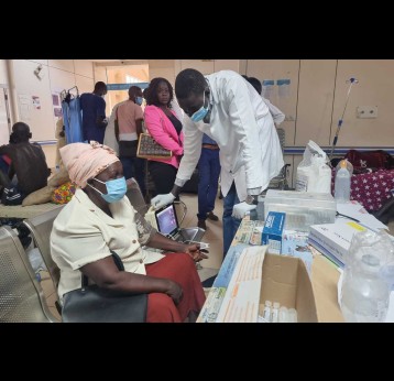 Une patiente se fait prendre sa tension artérielle par un médecin à l'hôpital universitaire de Juba, au Soudan du Sud. Crédit : Winnie Cirino