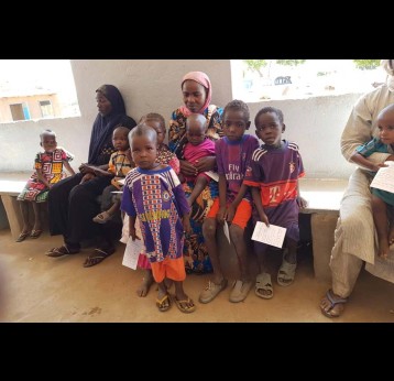 Des enfants avec leurs carnets de vaccination lors d'une campagne de vaccination contre la méningite A au Tchad. Crédit : Gavi/2018