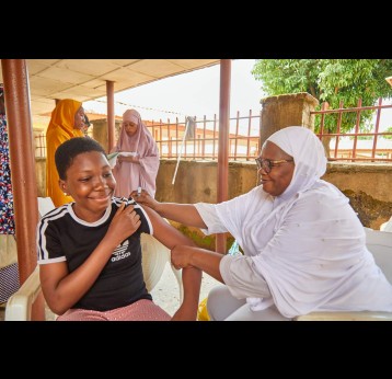 A health worker gives the HPV vaccine to a girl during the HPV vaccination campaign in Nigeria. Credit: Gavi/2023/Latitude Space Africa