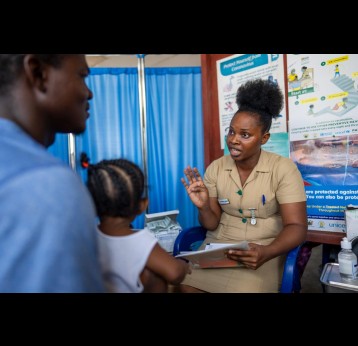 Exercices de vaccination et de contrôle du paludisme à Buduburam dans le district de Gomoa Est au Ghana. Crédit : Le Fonds mondial/Nana Kofi Acquah
