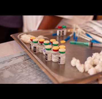 Flacons de vaccin contre le paludisme. Crédit : Gavi/2024/Go'tham Industry