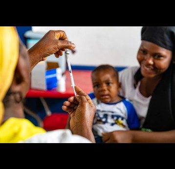 A community health worker prepares the malaria vaccine in a syringe for a child at a health centre in southern Côte d'Ivoire, July 2024. Credit: Gavi/2024/Miléquêm Diarassouba