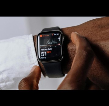 Recent smartwatches have integrated AI and health-monitoring capabilities for personal fitness and well-being. The WHO says healthcare providers need to be aware of the risks of using AI. Copyright: cottonbro studio / Pexels, Free to use