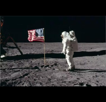 Picture from the first moonlanding; astronaut and the American flag. Credit: Nasa/wikipedia