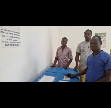 Deux Papas Champions en poste au centre médico-social de Kanyikopé, ici avec un assistant d’hygiène d’Etat qui salue leur appui. Crédit : Nephtali Ledy 