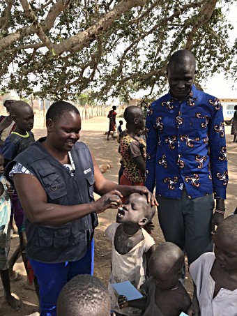 Administration du vaccin oral contre le choléra dans le cadre de la campagne de vaccination financée par Gavi au Soudan du Sud.
