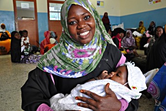 2012.11.08. Zanzibar 1 KMKM Clinic nr Stone Town Mother Sauda Sarum (1) copyF