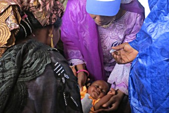 Niger’s Minister of Health administers one of the first doses of vaccine to an infant.