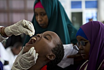 Mogadiscio, Somalie : un enfant reçoit le vaccin contre le choléra.
