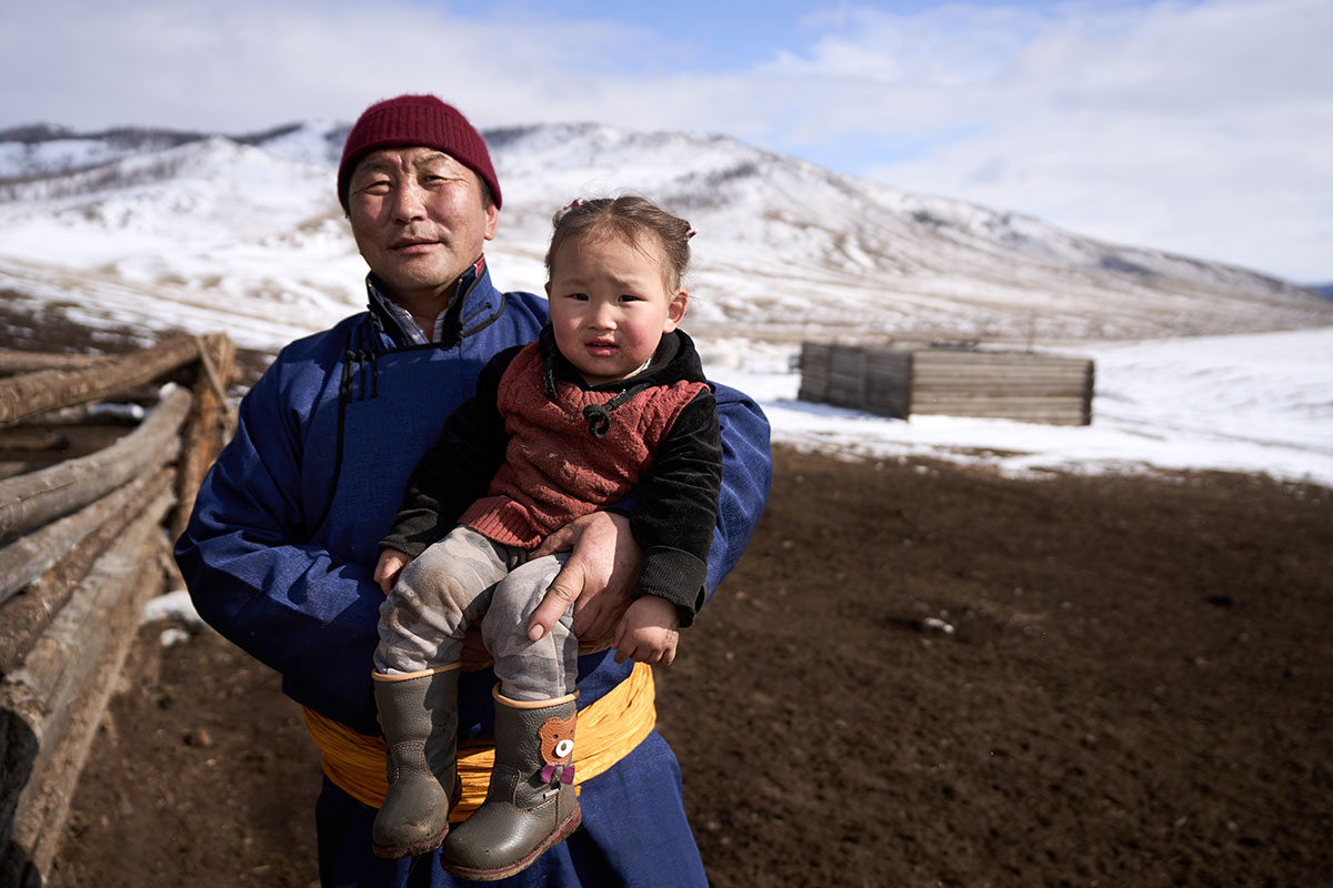 Buyanjargal, dans son campement, avec sa petite-fille Anar. Pendant le confinement, certaines familles d'éleveurs mongols ont été séparées de leurs enfants qu’elles avaient envoyés à l'école à Ulan-Bator.