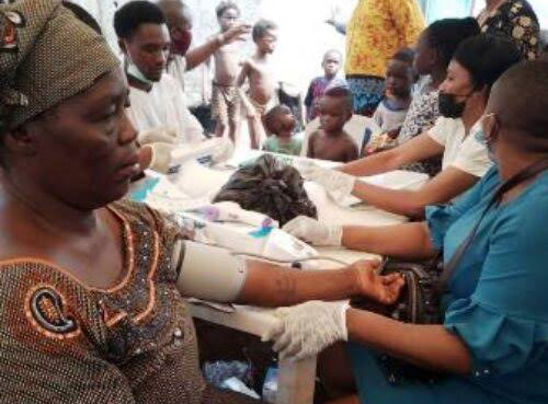 HEIA volunteers conduct medical checks on residents of Makoko Credits: HEIA, Peter Idowu, Al-Jazeera