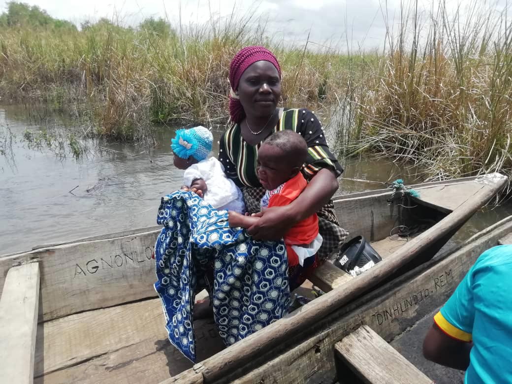 Une maman arrive avec ses enfants pour les faire vacciner. Crédit : Marie-Louise Bidias