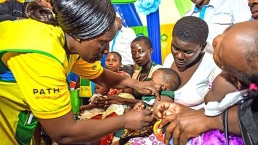 Clinician Susan Otieno administers malaria vaccine to a child in Yala. Credit: Cyrus Michino