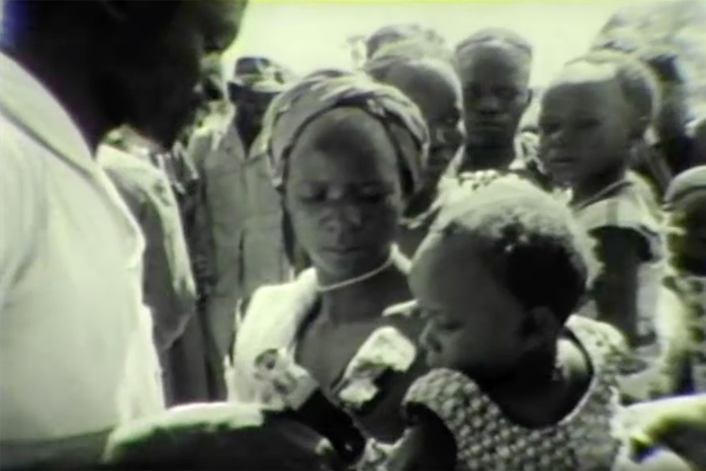 Vaccination contre la rougeole en 1962 en Haute-Volta (Burkina Faso)
