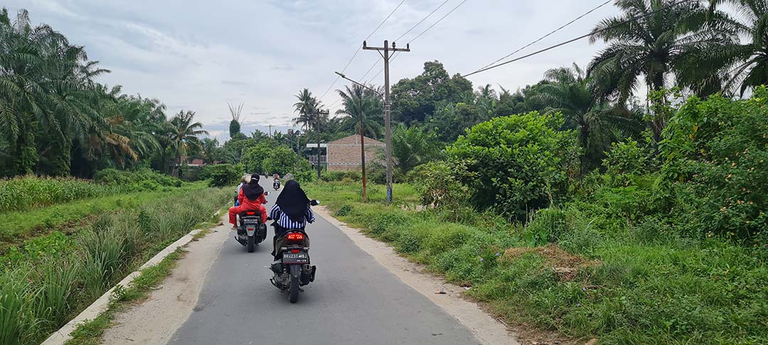 Rusiati's team heading out from Puskesmas Galang to promote measles-rubella vaccinations. Credit: Dyna Rochmyaningsih