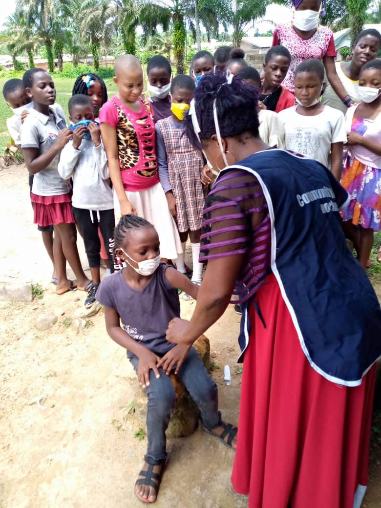 Des enfants attendent d'être vaccinés contre le papillomavirus