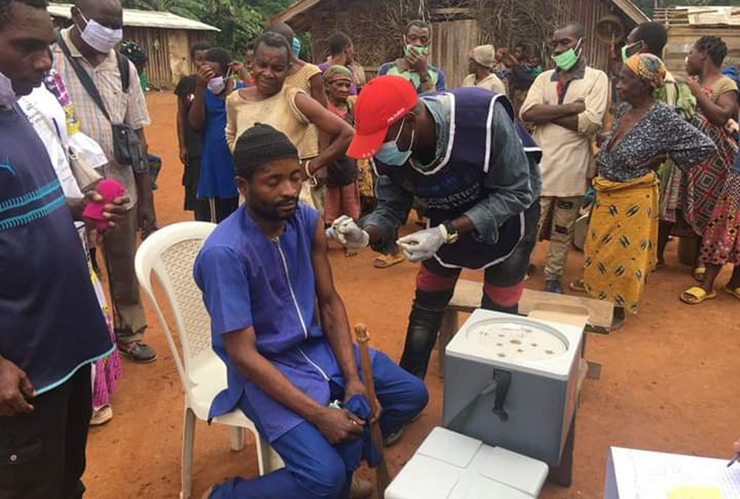 Des membres de la communauté pygmée Baka se faisant vacciner contre la COVID-19. Crédit : PEV Cameroun