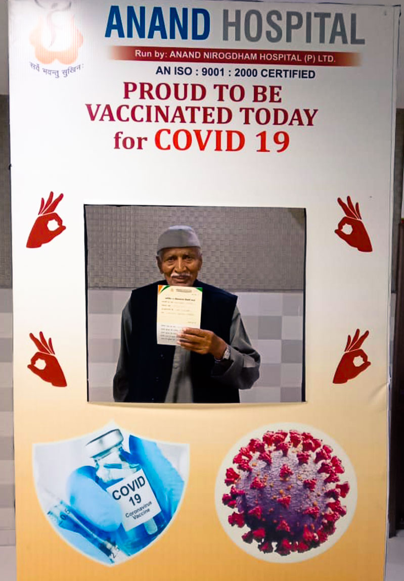 Un homme de 95 ans montre son certificat de vaccination contre la COVID-19, juste après s’être fait vacciner à l'hôpital Anand, à Meerut, en Inde.