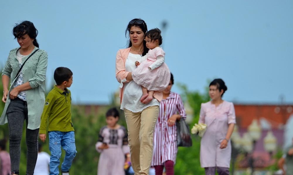 Mothers with children on a walk. Credit: Umida Maniyazova