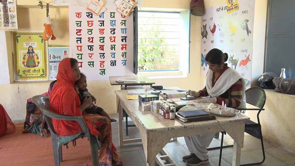 ANM consulting a mother and updating maternal and child health data on the CHIP app. Credit: Khushi Baby. 