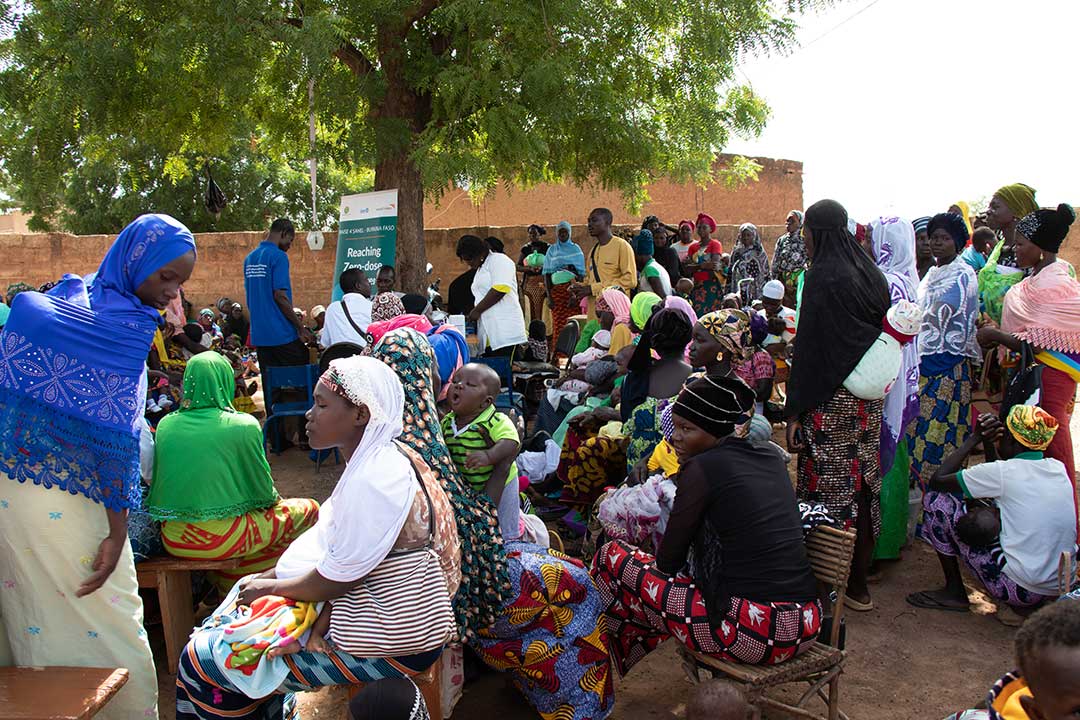 Large mobilisation of women at the vaccination site in the village of Kassan, Burkina Faso, Boucle du Mouhoun region. © CISSE Mohamed