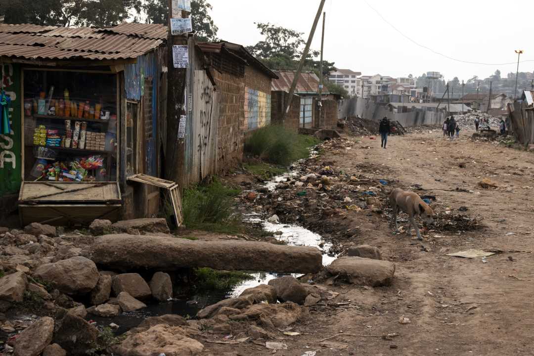 A Kawangware, un bidonville de Nairobi, les déchets s'accumulent entre les habitations et sur le chemin de l'école, menaçant la santé des habitants. Crédit: Claudia Lacave / Hans Lucas. 