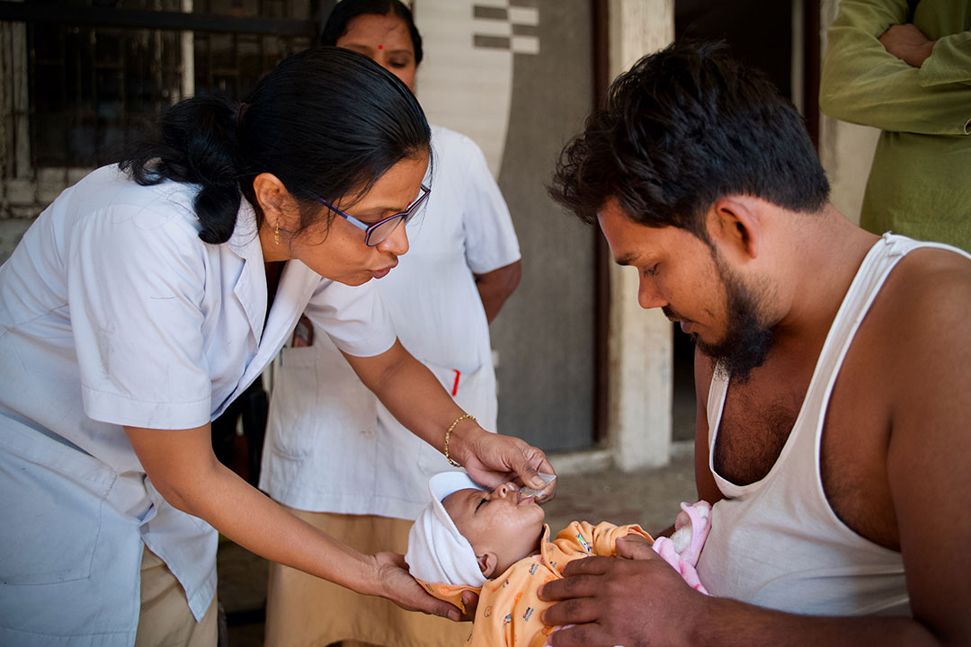 ANM Vaishali Khiran gives rotavirus vaccine to two-month-old baby Hamza. Credit: Gavi/2023/ Prakhar Deep Jain