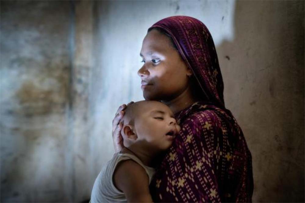Fatema and her son Hadiyat. Credit: UNICEF and CDC/UN0722984/Monir
