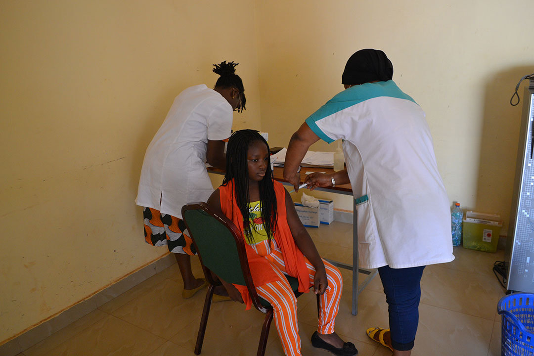 Malika Kaboré (9 ans) a reçu sa première dose du vaccin.
