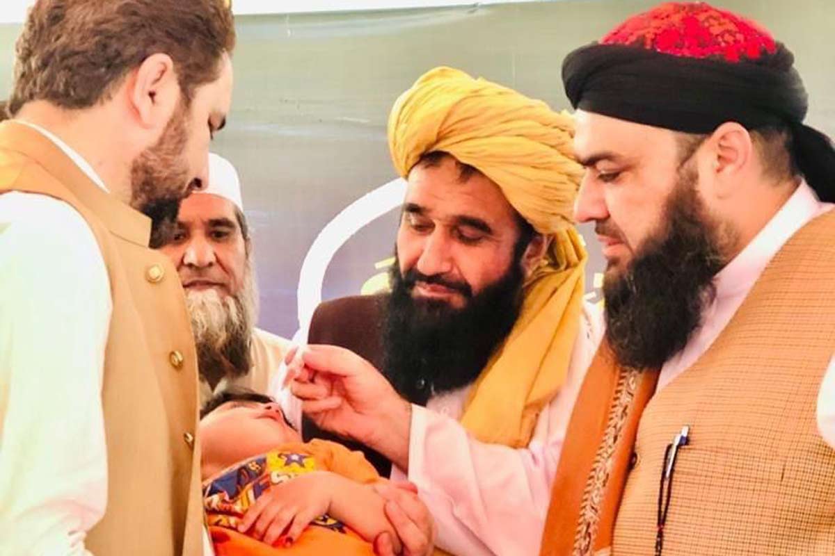 District khateeb for Peshawar, Maulana Tayyab Qureshi, along with other religious leaders, administering polio drops to children. (Photo by Adeel Saeed).