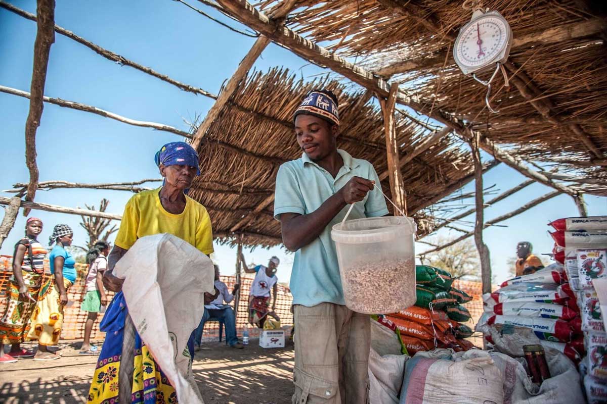 An elderly lady receives food supplies from the Red Cross in the drought-affected Mabalane district of Mozambique. Image by Aurélie Marrier d'Unienville / IFRC via Flickr (CC BY-NC-ND 2.0).