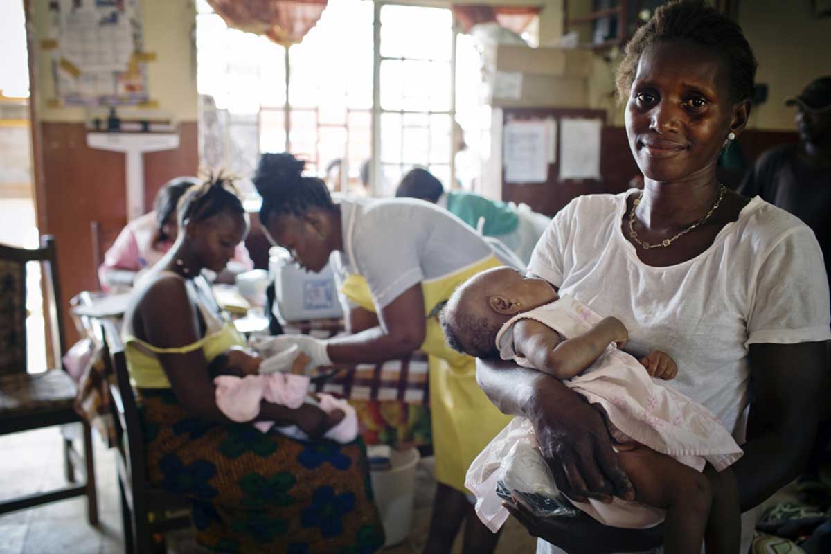 A vaccination session in Freetown, Sierra Leone. Gavi/2016/Kate Holt