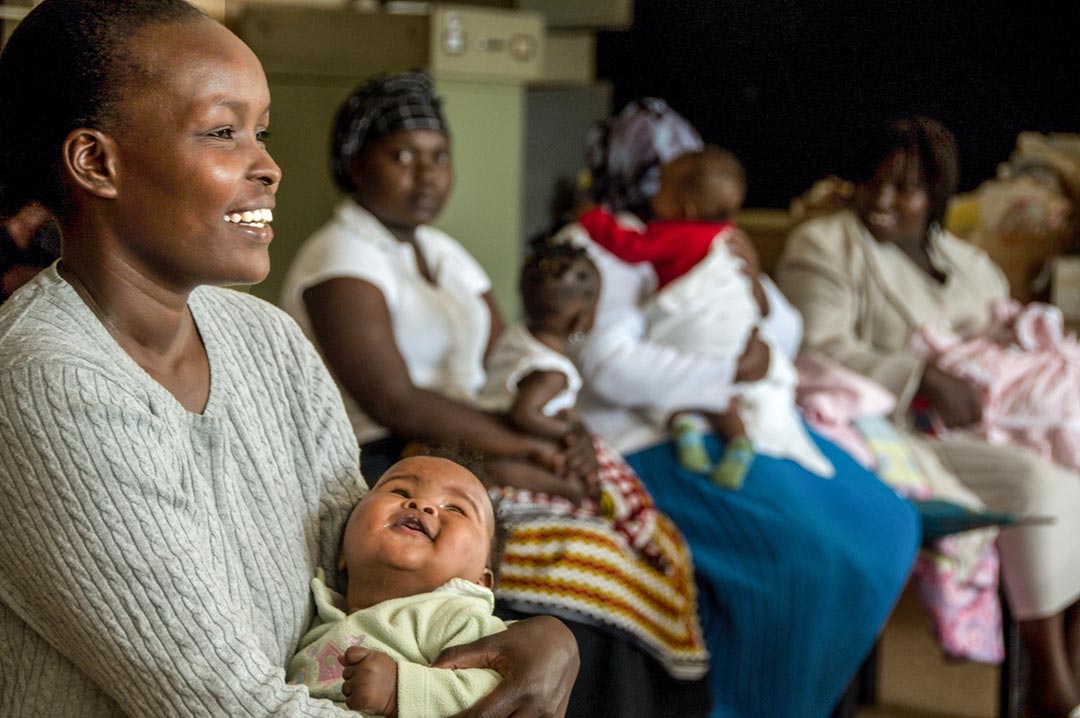 患者在肯尼亚的一家卫生诊所等待接种新的肺球菌疫苗。在接种疫苗之前，卫生工作者会向他们介绍免疫接种和健康的好处。图片来源：全球疫苗免疫联盟/2011/皮尔斯·贝纳塔尔