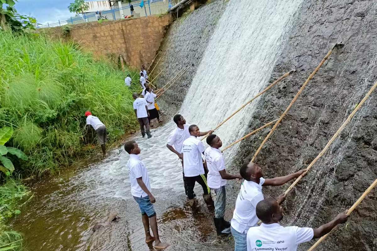 Volunteers clear the Maridi dam of blackfly colonies.