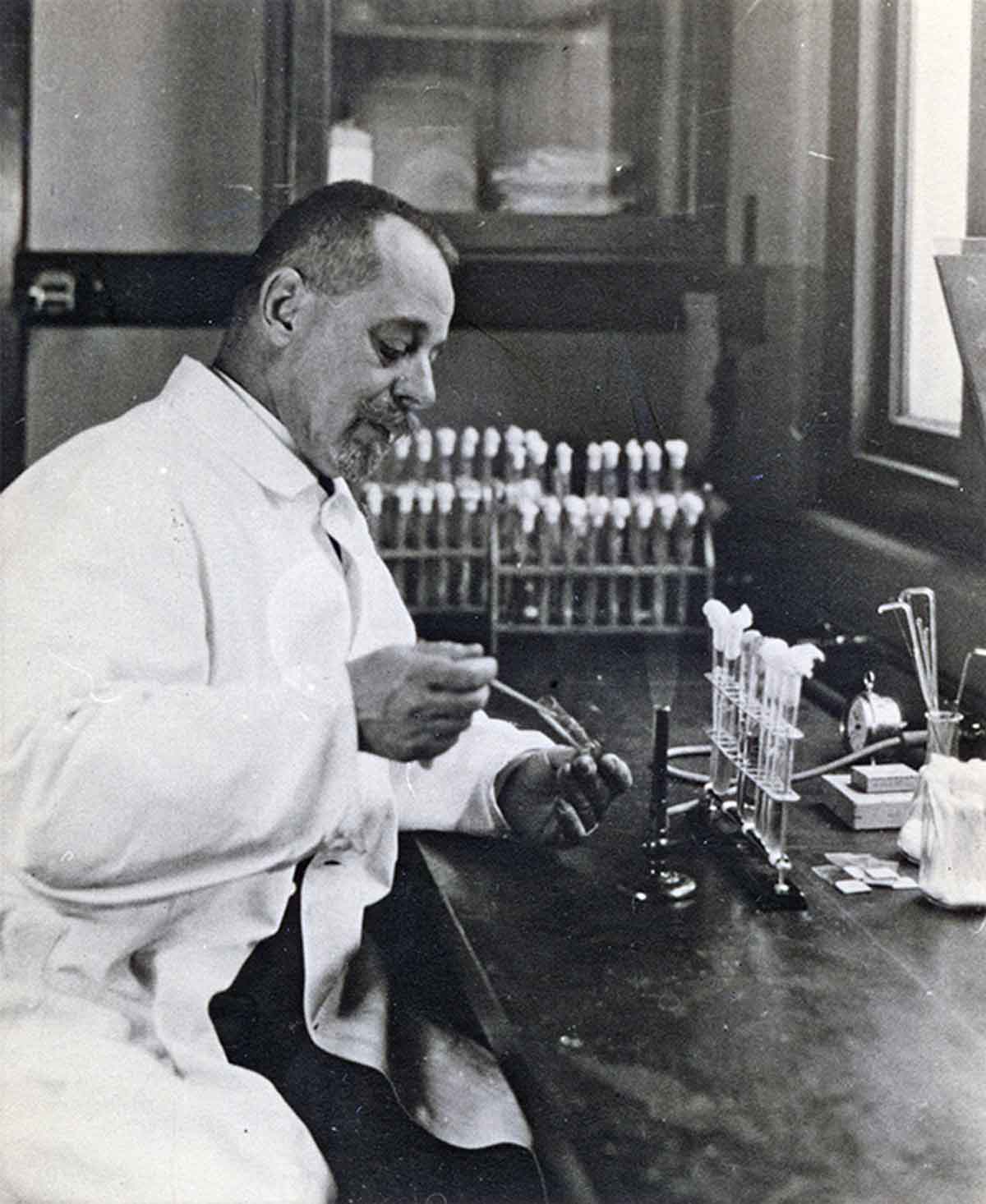 Felix d’Hérelle in his laboratory at the Pasteur Institute in Paris. He pioneered the use of bacteriophages to treat bacterial infections just after World War I.  CREDIT: INSTITUT PASTEUR / ARCHIVES