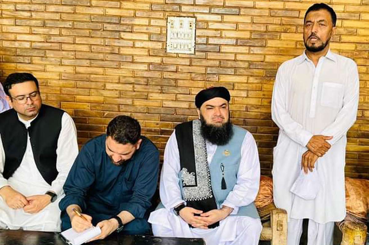 Community elder of Bazidkhel Union Council of Peshawar district announcing support for vaccination after being convinced by Maulan Tayyab Qureshi. (Photo by Adeel Saeed). 