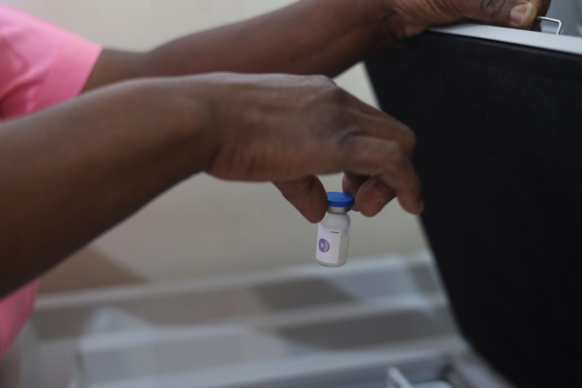 Tebitha Moyo, a nurse aide, holding a vaccine vial at Hakwata Clinic, Chipinge. Credit: Farai Shawn Matiashe/2024/Gavi.