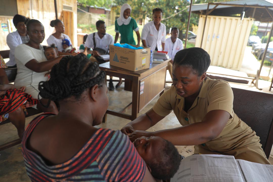 一名护士在加纳马阿莫比综合医院接种针头疫苗。图片来源：Francis Kokutse