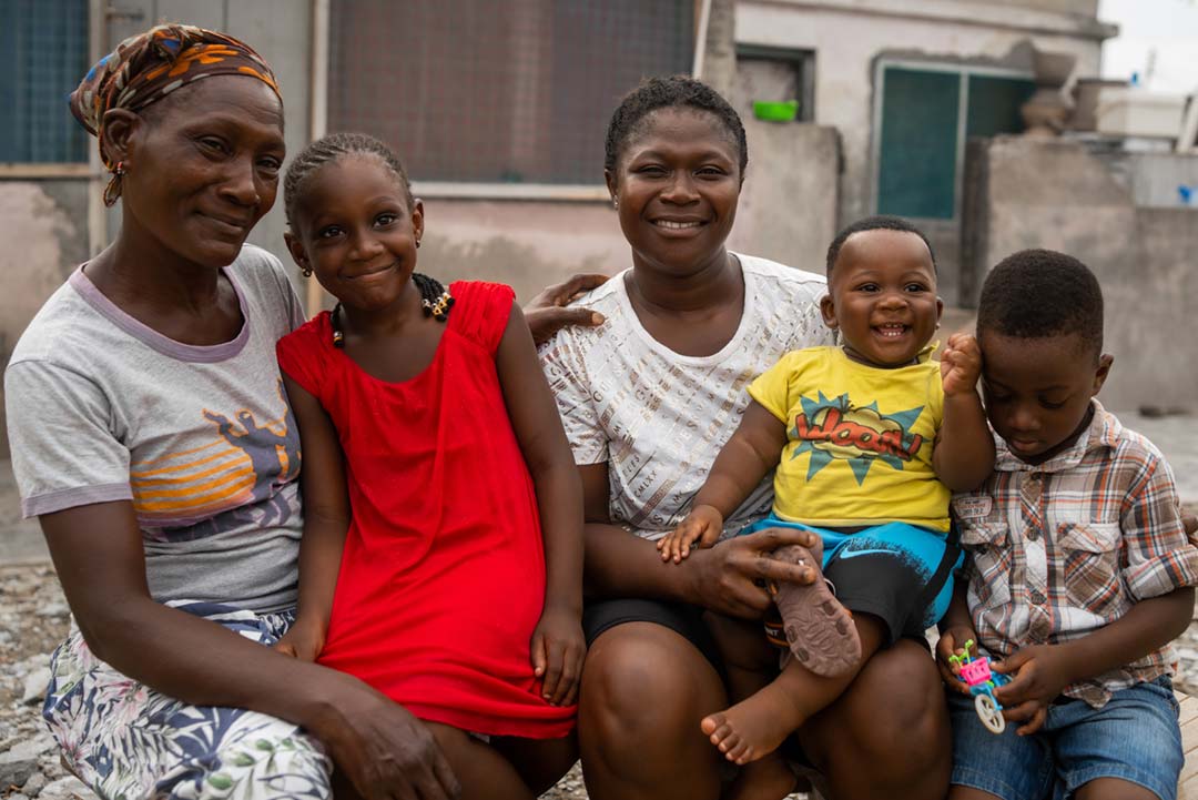 格拉迪斯·莫德扎卡（Gladys Modzaka）和查理蒂·阿格博多（Charity Agbodo）与他们的孩子和孙子丹尼斯（Denis），大卫（David）和南希（Nancy）。他们确保孩子们接种疫苗，以保护他们免受麻疹、水痘、脊髓灰质炎甚至 COVID-19 等病毒感染。图片来源：Gavi/2023/Michael Aboya