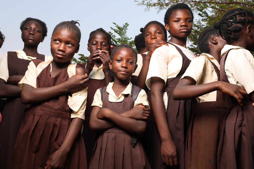 预防宫颈癌的HPV疫苗在赞比亚卢萨卡的Matipula小学为学童接种。图片来源：Gavi/2023/Peter Caton