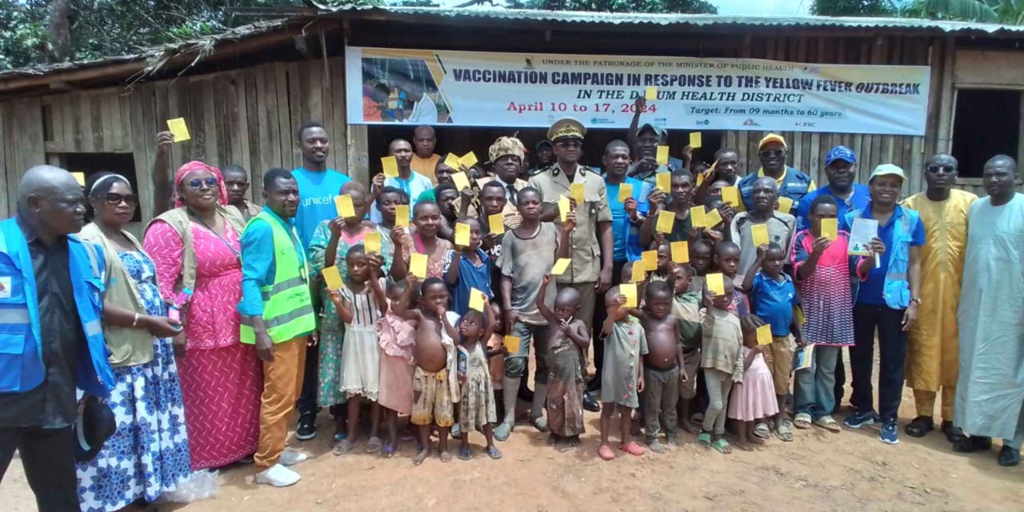 喀麦隆南部朱姆县的儿童在接种黄热病疫苗后举起疫苗接种卡。图片来源：Zok Medjo Garrick Lionel