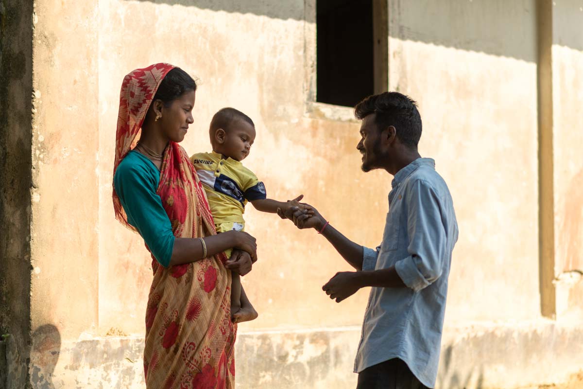 A mother and father with their child in Bangladesh. Credit: Gavi/2023/Ashraful Arefin